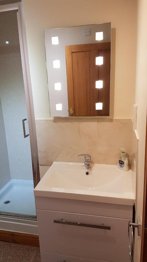 Modern 1 Bed Apartment Close To キャンベルタウン エクステリア 写真