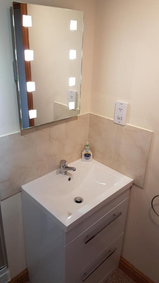 Modern 1 Bed Apartment Close To キャンベルタウン エクステリア 写真